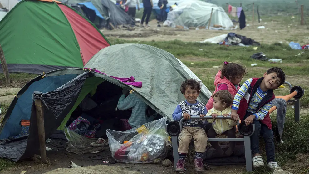 Niños refugiados sirios en el campo de Idomeni, al norte de Grecia.