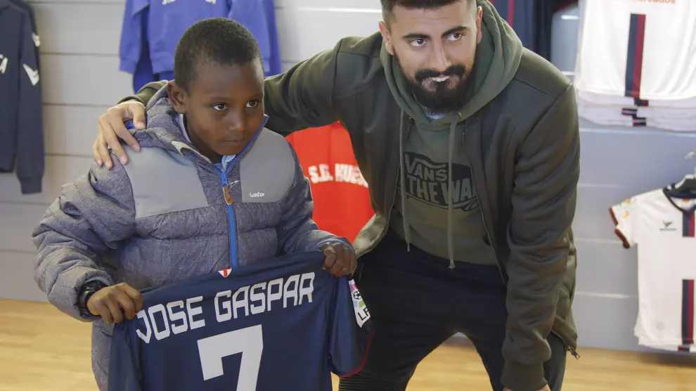 José Gaspar (SD Huesca) regala una camiseta al pequeño Mamadou, que recibió un balonazo en el partido contra el Mallorca.