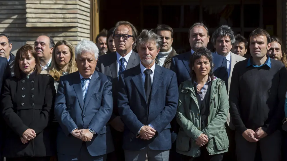 Miunto de silencio a las puertas del Ayuntamiento de Zaragoza en memoria de las víctimas del atentado de Bruselas.