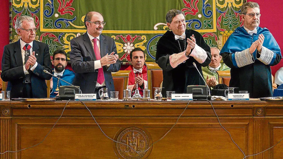 El presidente del Consejo Social de la Universidad, Manuel Serrano; el presidente del Gobierno de Aragón, Javier Lambán; y los dos rectores:el saliente, Manuel López, y el electo, José Antonio Mayoral.