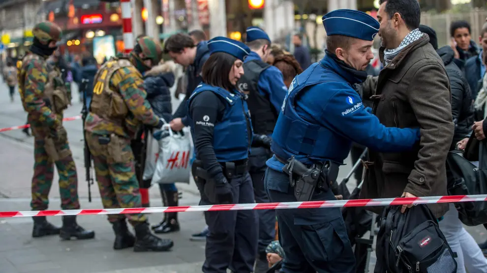 Policías y soldados refuerzan la seguridad en las calles de Bruselas tras los atentados.