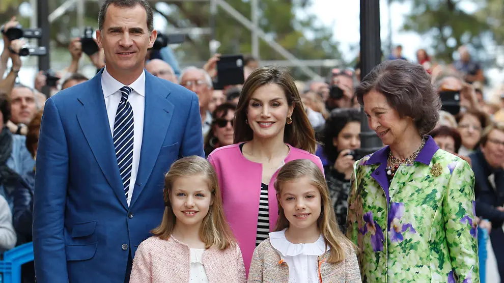 Los Reyes, junto a sus hijas y la reina Sofía