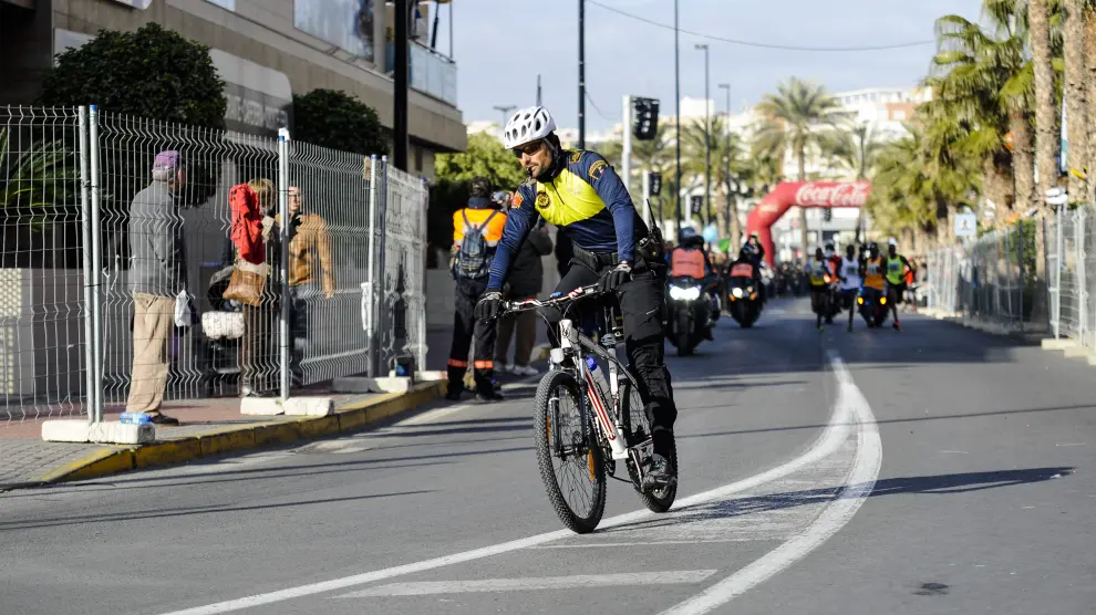 Un policía en bici en Elche.