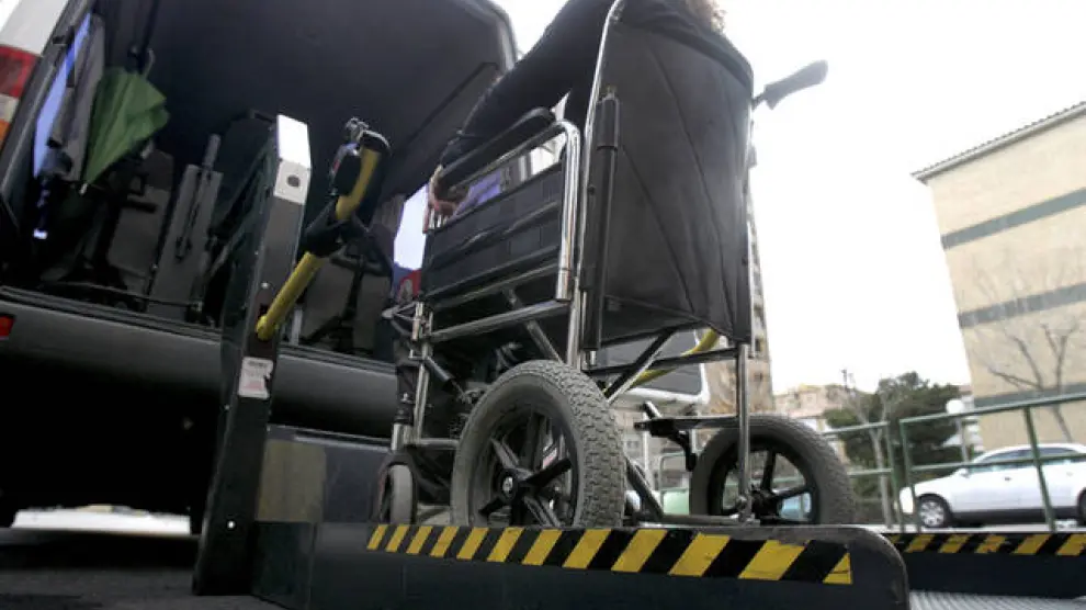 Persona discapacitada accediendo a un vehículo adaptado en una imagen de archivo