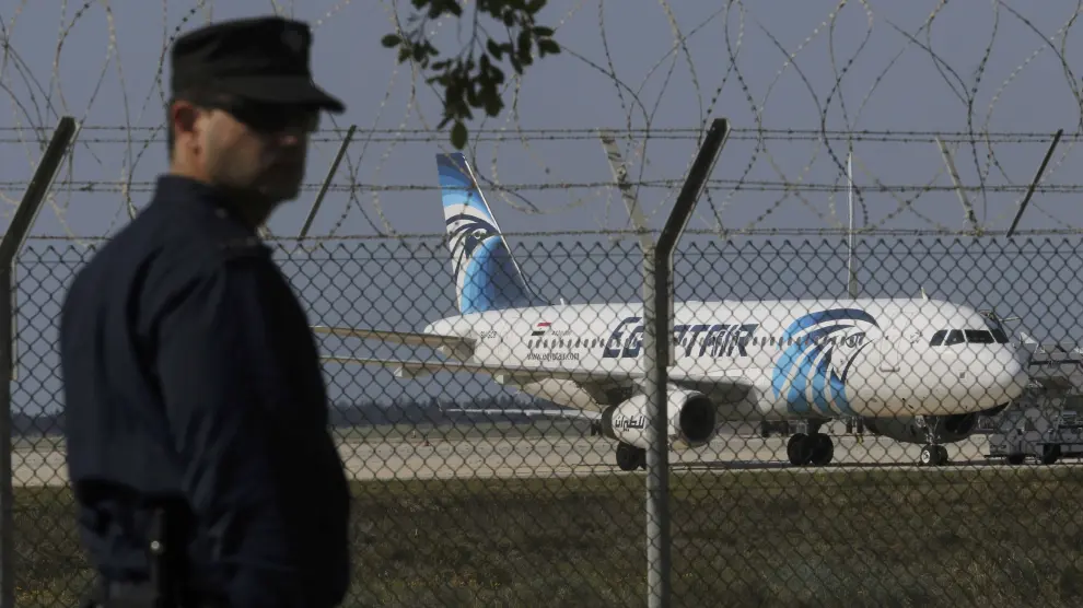 Un policía chipriota frente al avión egipcio secuestrado