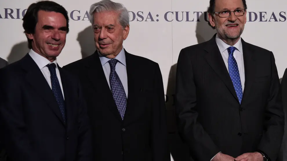 Aznar, Vargas Llosa y Rajoy posan juntos al comienzo del seminario 'Vargas Llosa: cultura, ideas y libertad'.