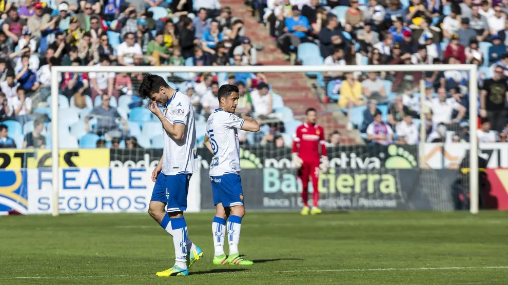 Leandro Cabrera, cabizbajo, se marcha del campo expulsado en el minuto 27 en el último partido ante el Girona.