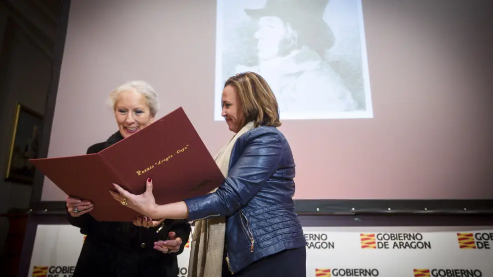 Mayte Pérez hace entrega del Premio Aragón-Goya 2015 a la artista oscense Teresa Ramón.
