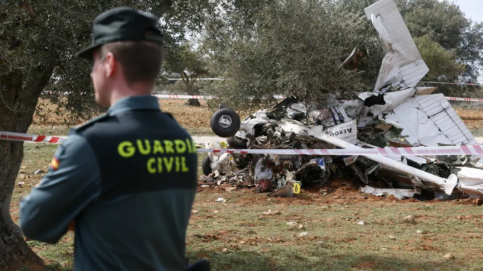 Imagenes de la avioneta siniestrada tras el accidente en Perales de Tajuña.