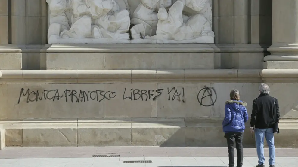 Borran las pintadas anarquistas de la fachada del Pilar