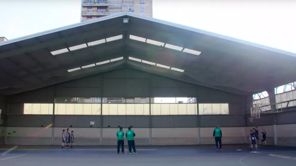 Un pabellón de baloncesto sin pared y una idea para construirla