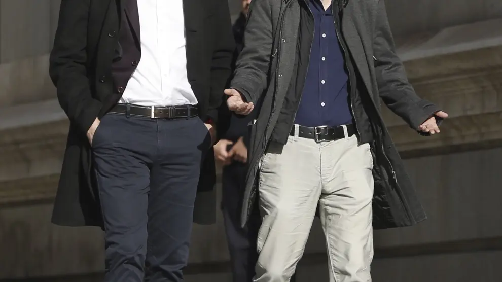 Los líderes del PSOE, Pedro Sánchez (i), y de Podemos, Pablo Iglesias, se dirigen a la sala Martínez Noval del Congreso