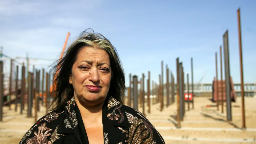 Fallece Zaha Hadid, diseñadora del Pabellón Puente de ZaragozaZaha Hadid, en su visita a las obras del Pabellón Puente de Zaragoza