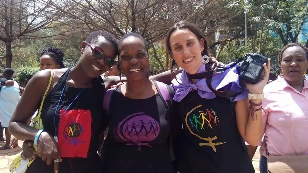 Eva Anadón (tercera en la foto) posa con dos compañeras de la Marcha Mundial de las Mujeres en Mozambique.