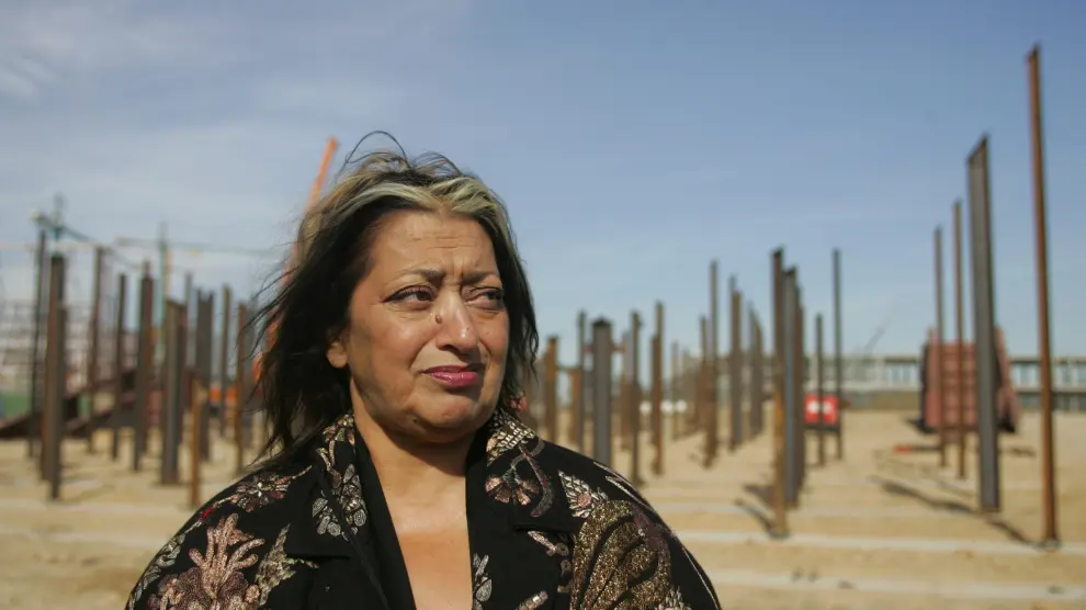 La arquitecta Zaha Hadid, en Zaragoza, cuando visitó las obras del Pabellón Puente
