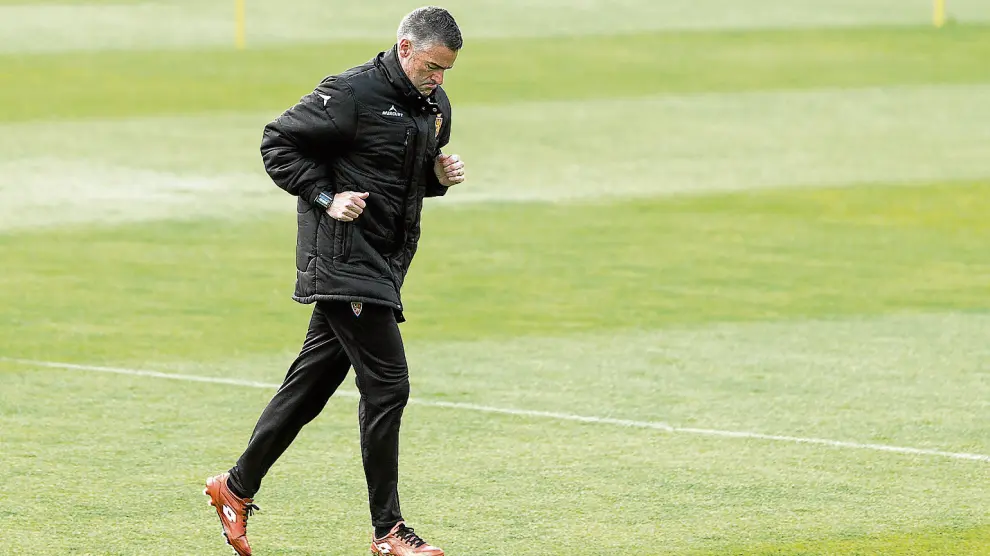 Lluís Carreras trota en un entrenamiento del Real Zaragoza.