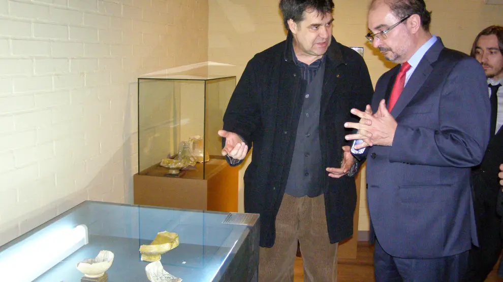 El presidente del Gobierno de Aragón atiende las explicaciones del director del centro durante su inauguración.