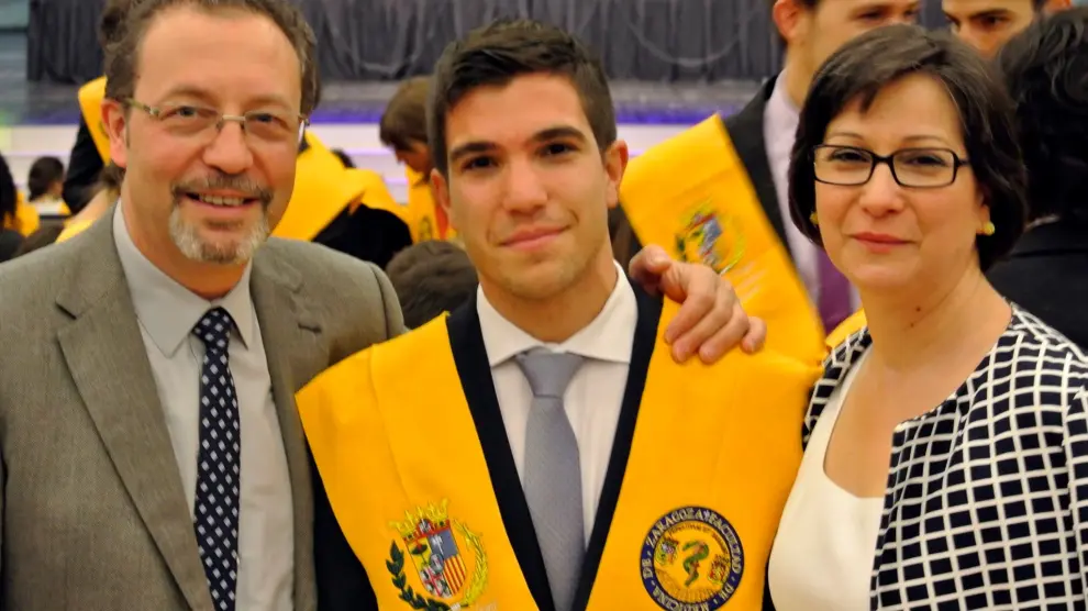 Gonzalo junto a sus padres el día de su graduación.