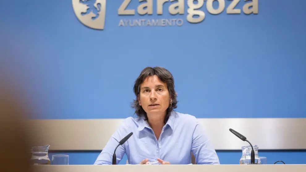 La vicealcaldesa de Zaragoza, Luisa Broto, informando de los temas acordados