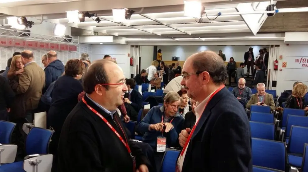 El líder de los socialistas aragoneses departe con su homólogo catalán, Miquel Iceta