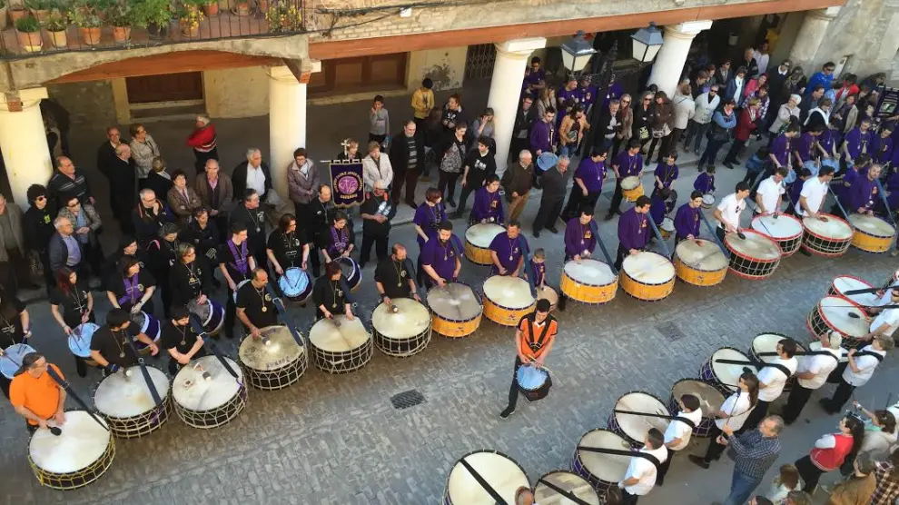 ​Unos doscientos tambores toman la plaza Mayor de Fonz