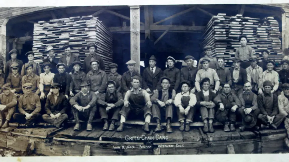 Un aserradero de California. La plantilla de la Red River Lumber Company de California incluyó entre 1920 y 1923 a varios turolenses emigrados temporalmente. Ángel Marco ha reconstruido la trayectoria de uno de ellos, su abuelo Justo Barea en la fotograf