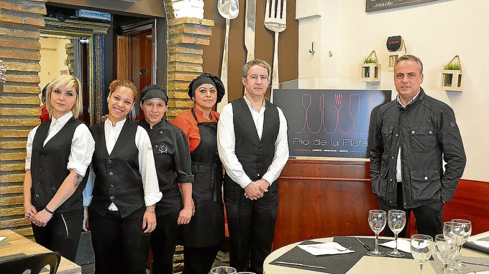 David Salvador, a la derecha, propietario, con todo el equipo del restaurante Río de la Plata.