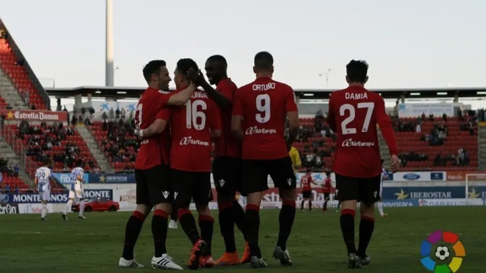 Los jugadores del Mallorca celebran uno de los goles de Colunga