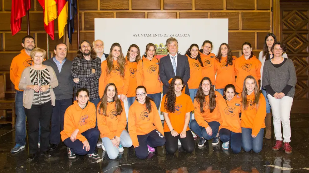 Recepción del alcalde a la Escuela de Waterpolo de Zaragoza