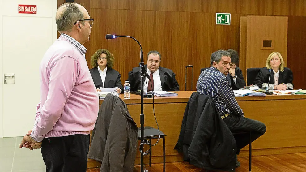 El acusado Jesús Lahoz, sentado, escuchaba ayer al exalcalde de Letux Luis Miguel Abós.