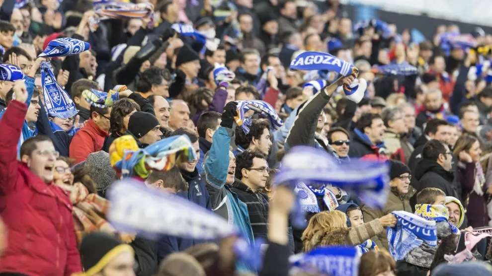 Los aficionados del Real Zaragoza celebran un gol en La Romareda