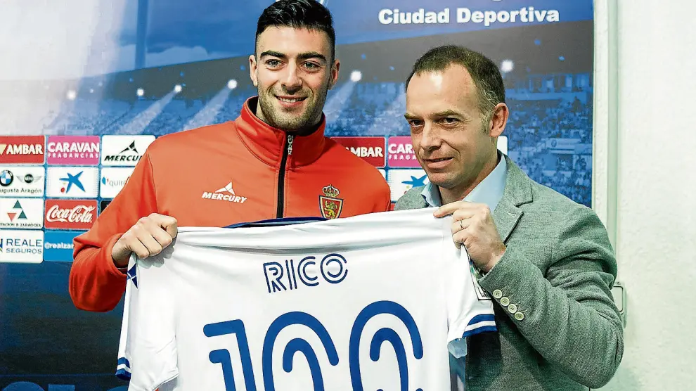 El presidente Christian Lapetra hizo entrega ayer a Rico de una camiseta conmemorativa por sus 100 partidos en el Zaragoza.