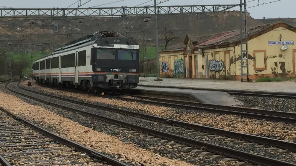 El tren averiado, en la estación de El Tormillo, próxima a Monzón.