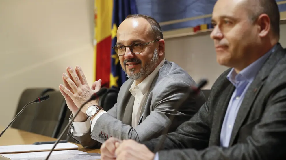 Los diputados de DiL, Carles Campuzano, y ERC, Jordi Salvador, en rueda de prensa sobre la proposición no de ley de la subida del salario mínimo interprofesional.