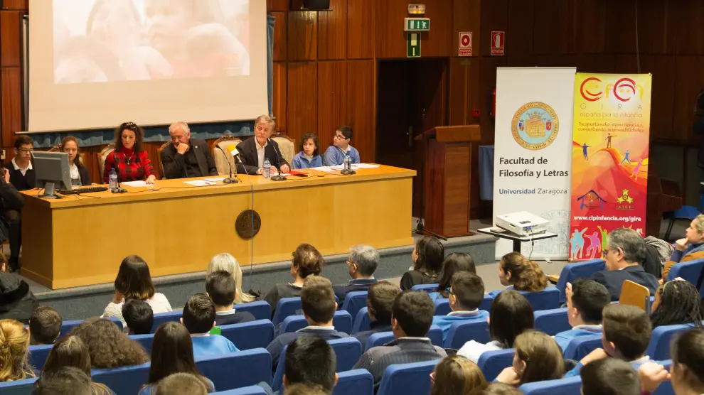 Inauguración del congreso sobre pobreza infantil celebrado en la Facultad de Filosofía y Letras de Zaragoza, con participación del alcalde, Pedro Santisteve.