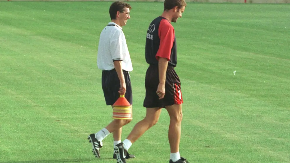 Imagen retrospectiva de 1999. Fernando Vázquez, entonces entrenador del Real Mallorca en Primera División, charla afablemente con Lluís Carreras, uno de sus jugadores en la plantilla bermellona, durante un entrenamiento en la Ciudad Deportiva de Son Bibiloni, en Palma.