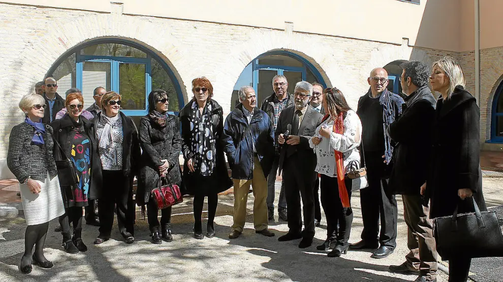 Los hijos de Beltrán con autoridades y vecinos delante del nuevo edificio cultural.