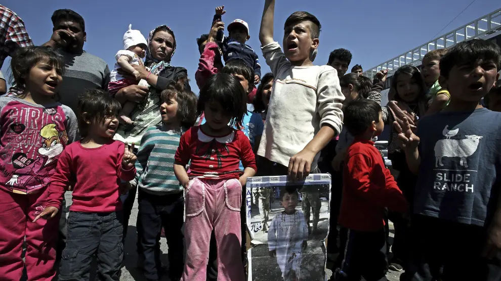 Niños refugiados durante una protesta en el campamento del puerto del Pireo, Grecia.