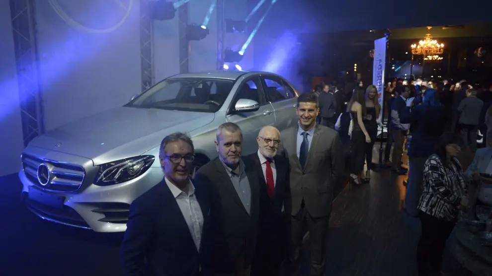 Juan Lacaba, Pedro María Pérez Caballero, Juan Calvo y Juan Aliende, con la nueva berlina de Mercedes detrás.