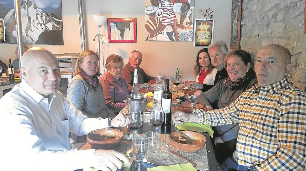Un grupo de clientes de El Perdido disfrutan de las creaciones con legumbres del establecimiento.