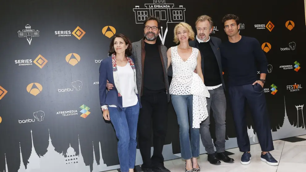 El reparto de 'La Embajada' durante el estreno del primer capítulo de la serie en Albacete.