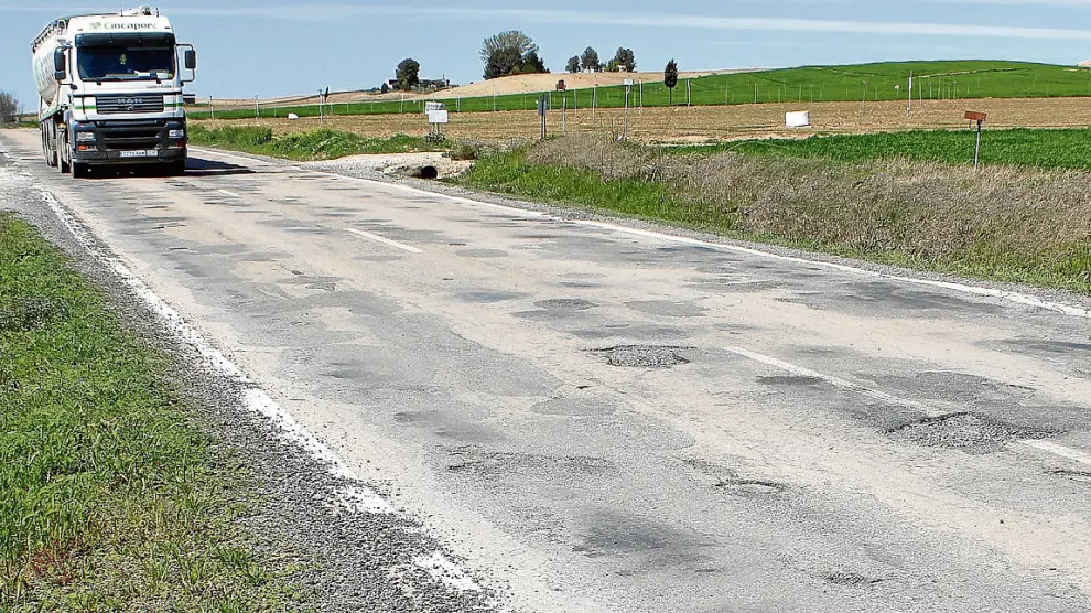La carretera está plagada de baches. Imagen de archivo.