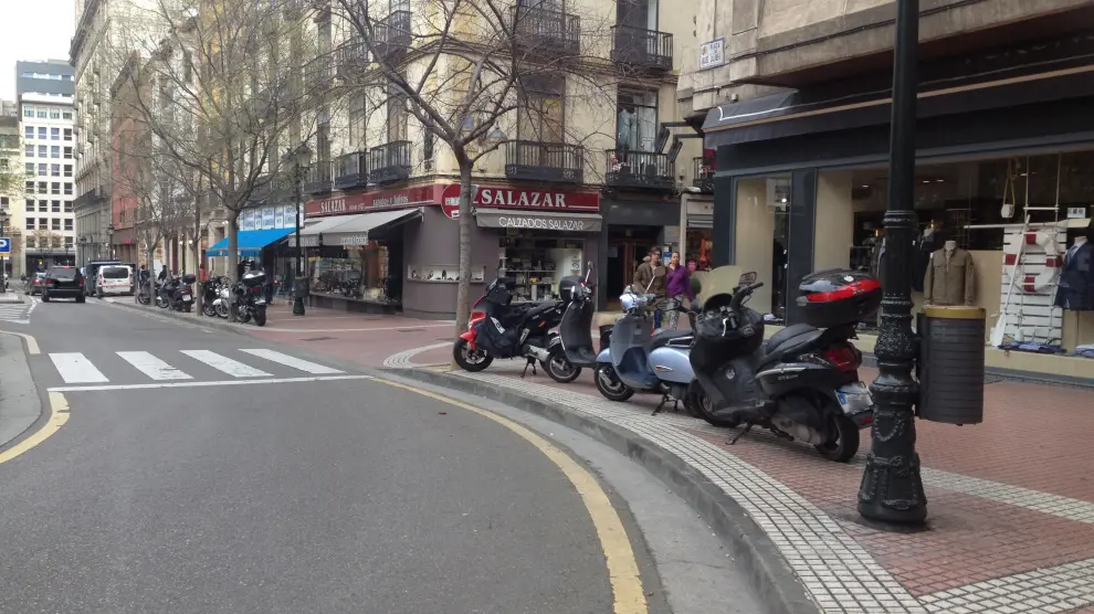 Motos aparcadas en la plaza Salamero de Zaragoza