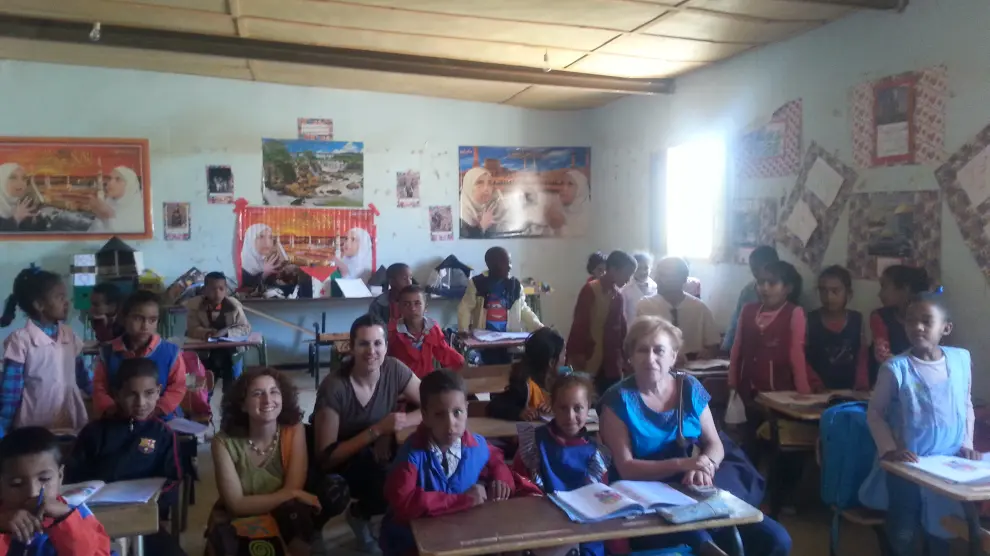 Los concejales del Ayuntamiento de Zaragoza que viajaron a Tinduf visitan un colegio en Bojador, Argelia.