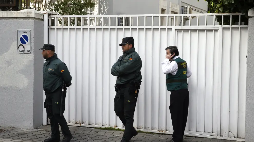 Agentes de la Guardia Civil, durante el registro del domicilio de Mario Conde