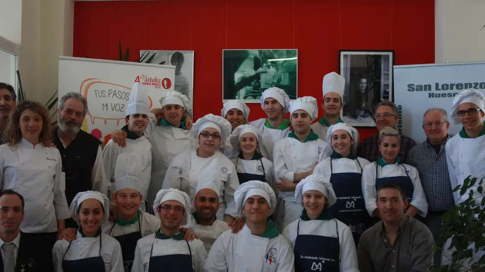 Alumnos de la Escuela de Hostelería de Huesca y  cocineros de la asociación San Lorenzo que se ocuparán de la elaboración de la comida que se servirá tras la marcha Aspace Huesca