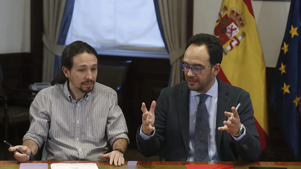 El líder de Podemos, Pablo Iglesias, y el portavoz del PSOE, Antonio Hernando