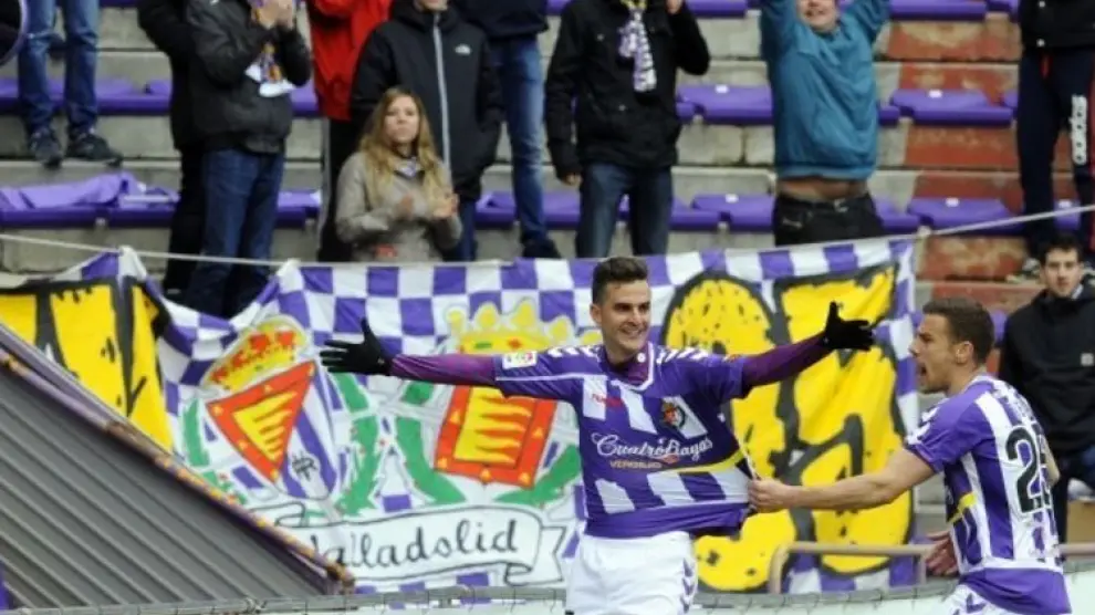 Juan Villar (7) celebra junto a Tiba el gol del Valladolid en el último partido en Zorrilla, marcado en el minuto 93 y que salvaba el empate a uno final in extremis.