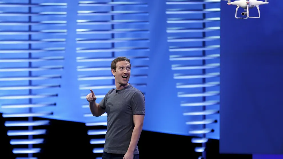 Mark Zuckerberg habla durante el Facebook F8