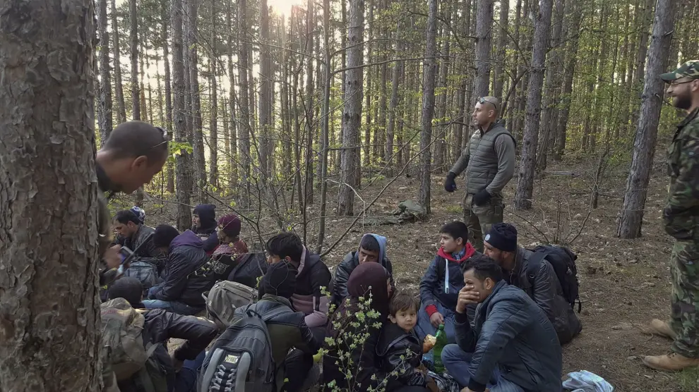 Nacionalistas búlgaros conducen a inmigrantes afganos hasta la frontera con Turquía para evitar su entrada en el país.